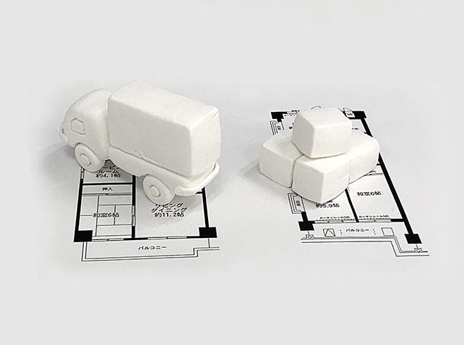 旧居からの退去をイメージしたトラックと荷物の模型画像